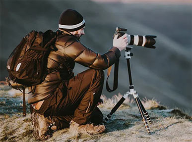 A picture of a photographer, preparing to take a picture.